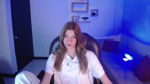 Snapshot of nora_vennucci chatting on December 31, 2024, 7:18 pm Nora online show from December 31, 2024, 7:18 pm