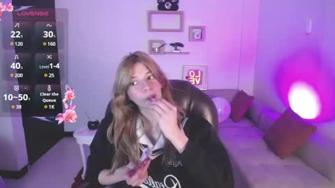 Snapshot of nora_vennucci chatting on February 18, 2025, 6:37 pm Nora online show from February 18, 2025, 6:37 pm