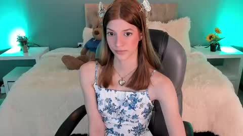 Snapshot of nora_vennucci chatting on October 8, 2025, 7:33 pm Nora online show from October 8, 2025, 7:33 pm