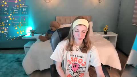 Snapshot of nora_vennucci chatting on October 11, 2025, 7:56 pm Nora online show from October 11, 2025, 7:56 pm