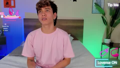 Snapshot of novaybrian chatting on October 9, 2025, 4:43 am NovayBrian online show from October 9, 2025, 4:43 am