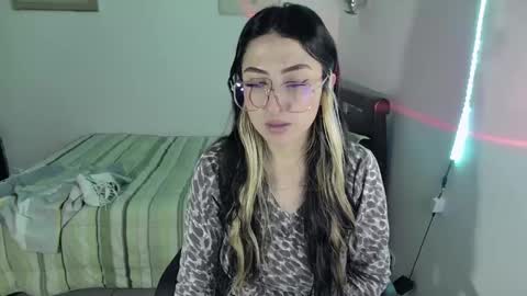 Snapshot of nymph_frida chatting on March 5, 2025, 6:44 am Frida online show from March 5, 2025, 6:44 am