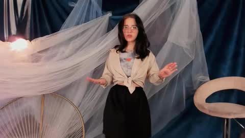 Snapshot of nyraviolet chatting on January 7, 2026, 7:11 am Mia online show from January 7, 2026, 7:11 am