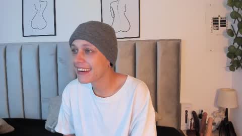 Sara Help me reach 1000 followers online show from July 20, 2026, 2:52 pm
