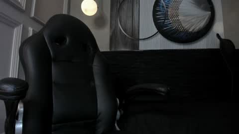 independent model online show from December 3, 2024, 11:22 am