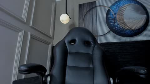 independent model online show from December 12, 2024, 4:53 pm