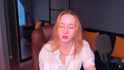 Snapshot of oddlyfamiliar chatting on December 16, 2024, 12:38 pm Call me Bee online show from December 16, 2024, 12:38 pm