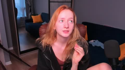 Snapshot of oddlyfamiliar chatting on January 29, 2025, 1:17 pm Call me Bee online show from January 29, 2025, 1:17 pm