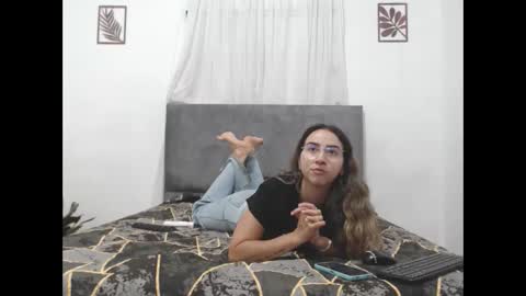 Snapshot of odette_brigh_ chatting on October 1, 2025, 9:43 pm Val online show from October 1, 2025, 9:43 pm