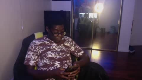 Snapshot of officialmoneyxxx chatting on December 4, 2024, 5:49 am Money online show from December 4, 2024, 5:49 am