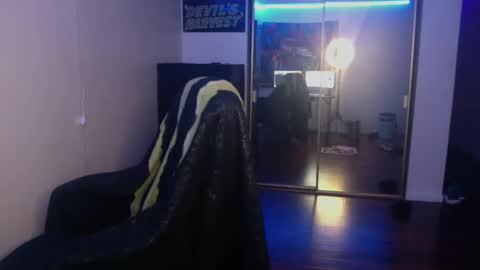 Snapshot of officialmoneyxxx chatting on December 5, 2024, 8:11 am Money online show from December 5, 2024, 8:11 am