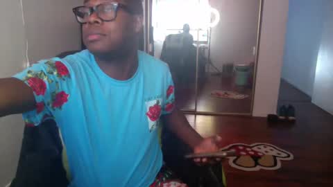 Snapshot of officialmoneyxxx chatting on December 15, 2024, 10:47 pm Money online show from December 15, 2024, 10:47 pm