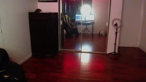 Snapshot of officialmoneyxxx chatting on October 27, 2025, 5:39 pm Money online show from October 27, 2025, 5:39 pm