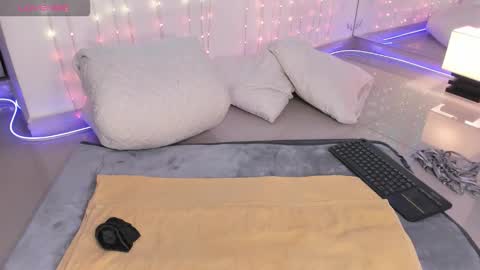 ohyesly_ online show from September 22, 2025, 11:01 am