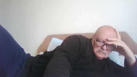 Snapshot of old_fkrr_ chatting on October 24, 2025, 12:12 pm old_fkrr_ online show from October 24, 2025, 12:12 pm