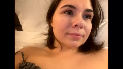 Snapshot of olivepeach chatting on February 10, 2025, 7:38 pm Oil online show from February 10, 2025, 7:38 pm