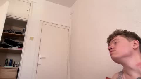 Snapshot of oliver_and_thomas chatting on September 15, 2025, 11:32 am Oliver and Thomas online show from September 15, 2025, 11:32 am