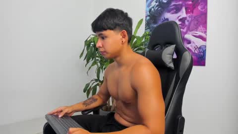 Snapshot of oliver_bray chatting on December 4, 2024, 1:14 am Oliver bray online show from December 4, 2024, 1:14 am