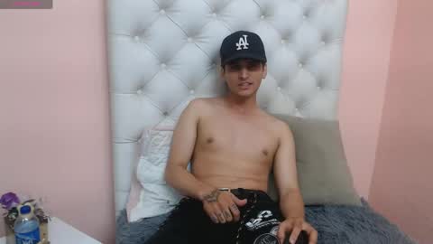 oliver_cat_ online show from May 10, 2026, 1:49 pm
