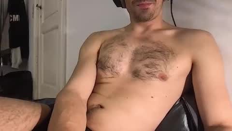 Snapshot of oliverbisbis1 chatting on October 16, 2025, 12:00 am oliverbisbis1 online show from October 16, 2025, 12:00 am