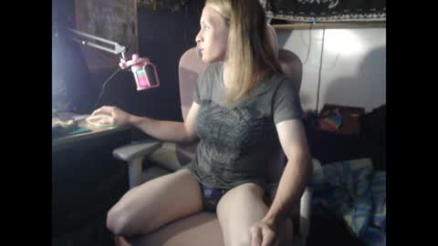Snapshot of olivia661 chatting on March 29, 2026, 3:06 am StonerBratOlivia online show from March 29, 2026, 3:06 am