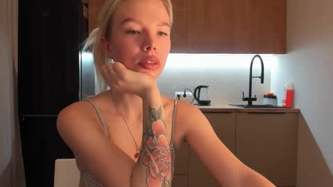 Snapshot of olivia_bells chatting on January 5, 2025, 9:47 pm Olivia 3 online show from January 5, 2025, 9:47 pm