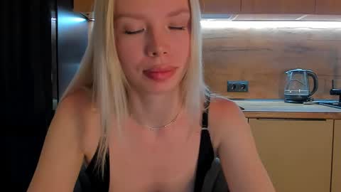 Olivia 3 online show from May 8, 2026, 9:20 pm