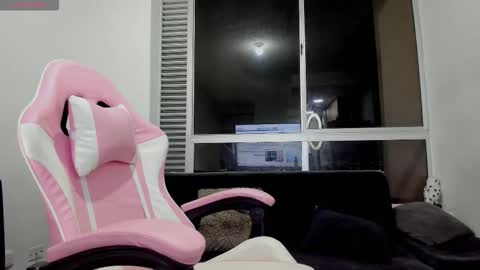 olivia_martine online show from December 16, 2025, 4:39 am