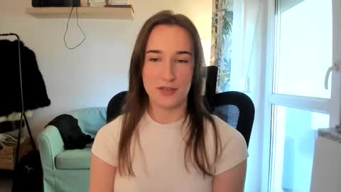 Snapshot of oliviaaa2003 chatting on April 30, 2026, 10:32 am Oliwiaa2004 online show from April 30, 2026, 10:32 am