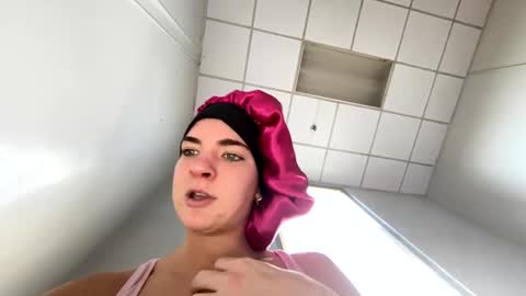 Snapshot of oliviaaraee chatting on February 6, 2026, 5:16 pm oliviaaraee online show from February 6, 2026, 5:16 pm