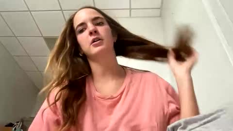 Snapshot of oliviaaraee chatting on March 2, 2026, 7:10 pm oliviaaraee online show from March 2, 2026, 7:10 pm