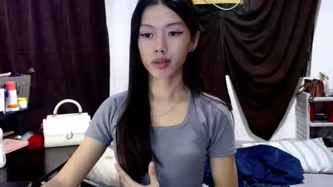 oliviaknightx online show from February 8, 2026, 2:42 pm