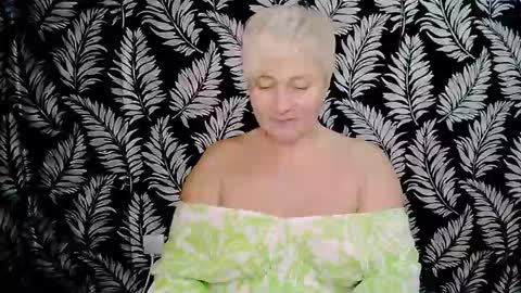 Snapshot of oliviaoskar_ chatting on December 6, 2024, 5:55 pm Kelly online show from December 6, 2024, 5:55 pm