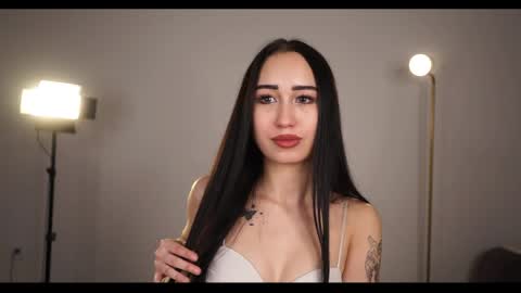 Mia online show from May 12, 2026, 6:43 am