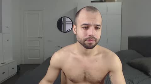 onebestlover online show from February 4, 2025, 8:35 am