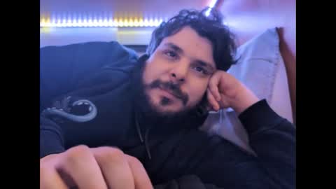 onecrew1 online show from November 1, 2025, 1:35 pm