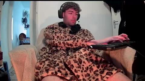 onesieboyx online show from March 4, 2025, 11:19 am