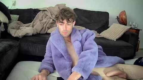 onesieboyx online show from May 5, 2026, 9:28 am