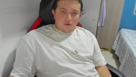 Snapshot of onewhiteboichub chatting on November 9, 2025, 12:20 am Andres INDEPENDENT MODEL online show from November 9, 2025, 12:20 am