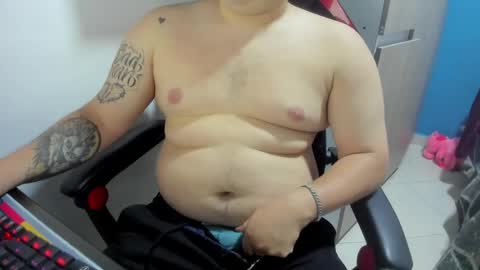 Snapshot of onewhiteboichub chatting on April 19, 2026, 12:33 am Andres INDEPENDENT MODEL online show from April 19, 2026, 12:33 am