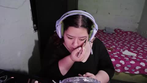 Snapshot of oppaichanuwu chatting on December 2, 2025, 1:00 am oppaichanuwu online show from December 2, 2025, 1:00 am