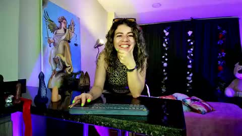 Snapshot of oriana_thomson2 chatting on February 10, 2025, 5:03 am Oriana online show from February 10, 2025, 5:03 am