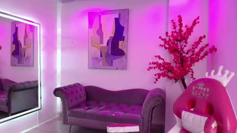 Snapshot of oriana_wood chatting on June 9, 2026, 11:22 am Oriana online show from June 9, 2026, 11:22 am