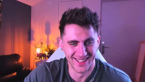 Snapshot of oscar_miller_ chatting on October 3, 2025, 9:23 pm Oscar online show from October 3, 2025, 9:23 pm