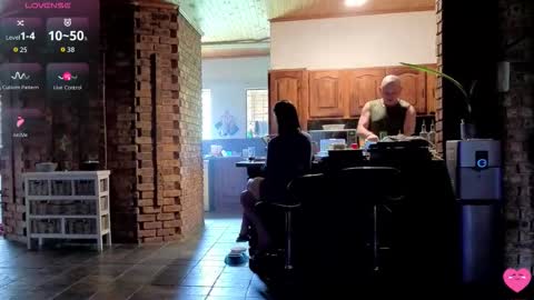 Snapshot of ourjourneyxoxo chatting on November 20, 2025, 9:20 am OurJourneyXoXo online show from November 20, 2025, 9:20 am