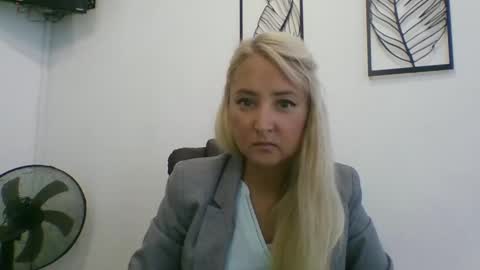 oxifoxi online show from October 19, 2025, 6:03 am