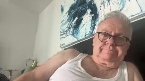 ozhairybearxxxx online show from January 3, 2025, 3:27 am