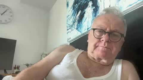 ozhairybearxxxx online show from January 6, 2025, 2:04 am