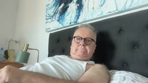 ozhairybearxxxx online show from February 7, 2025, 1:04 am