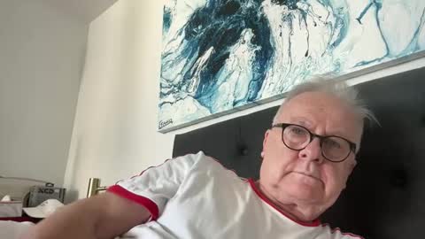 ozhairybearxxxx online show from April 26, 2026, 5:27 am